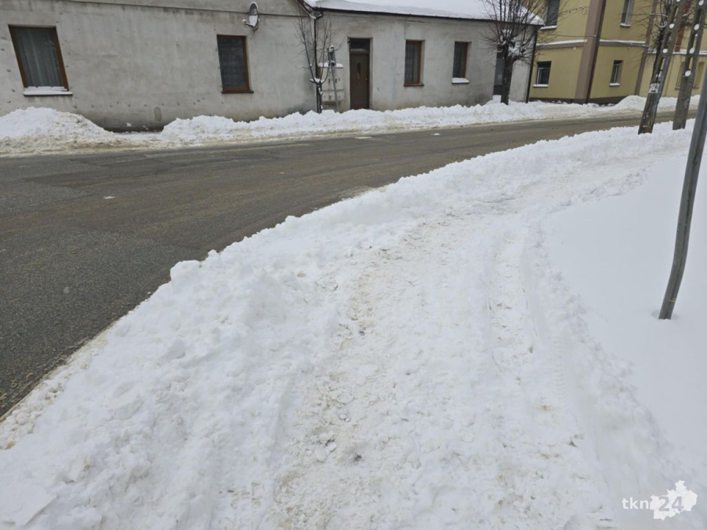 Kto odpowiada za odśnieżanie chodników? Czy trzeba zakładać raki idąc na miasto?