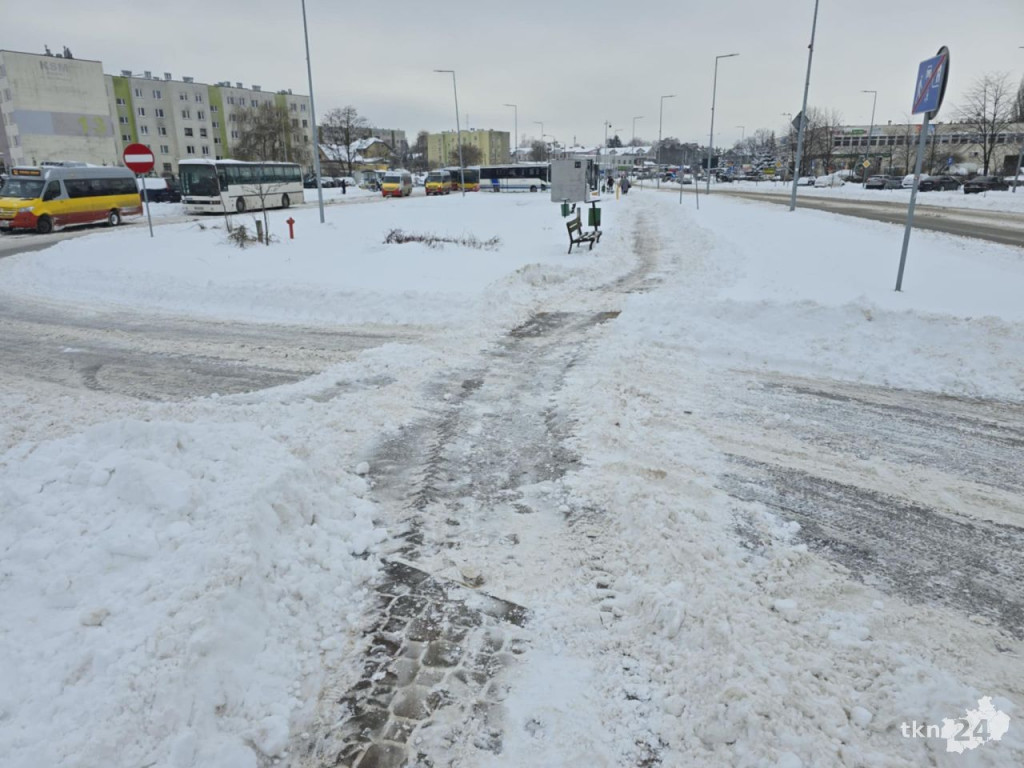 Kto odpowiada za odśnieżanie chodników? Czy trzeba zakładać raki idąc na miasto?