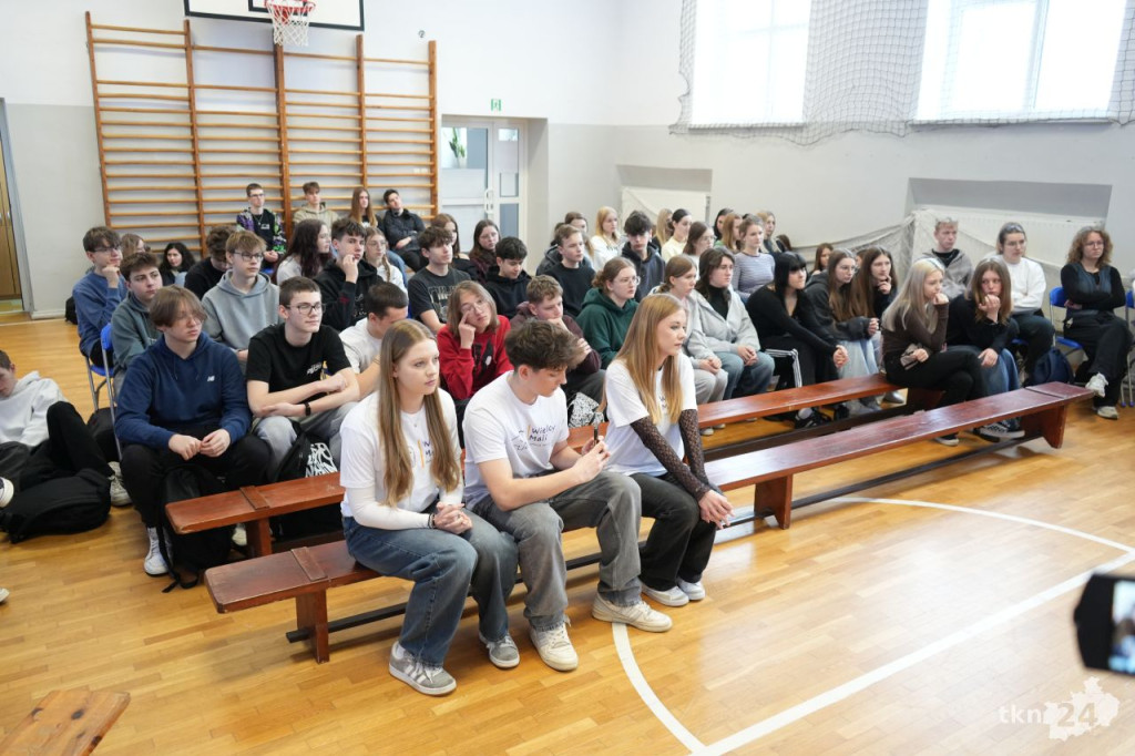 Edukacja w Tanzanii tematem prelekcji w II Liceum Ogólnokształcącym w Końskich [wideo, zdjęcia]