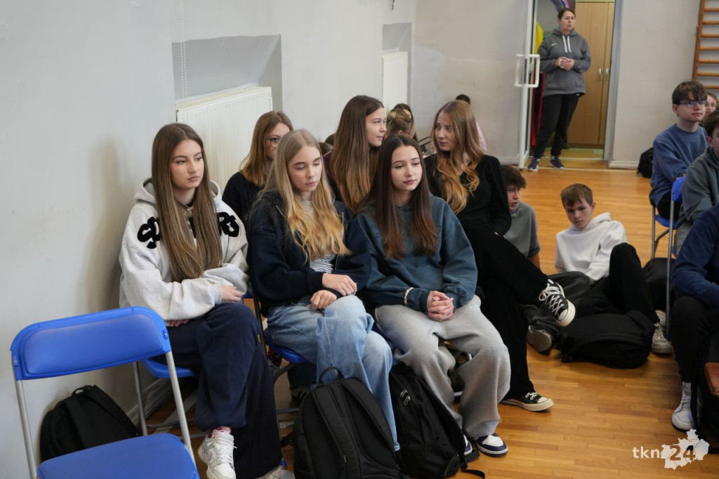 Edukacja w Tanzanii tematem prelekcji w II Liceum Ogólnokształcącym w Końskich [wideo, zdjęcia]