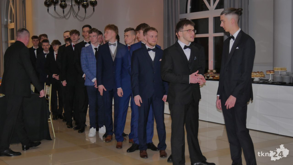 Piękny bal na ponad sto osób! Zobaczcie relację ze studniówki Górki ze Stąporkowa [wideo, zdjęcia]