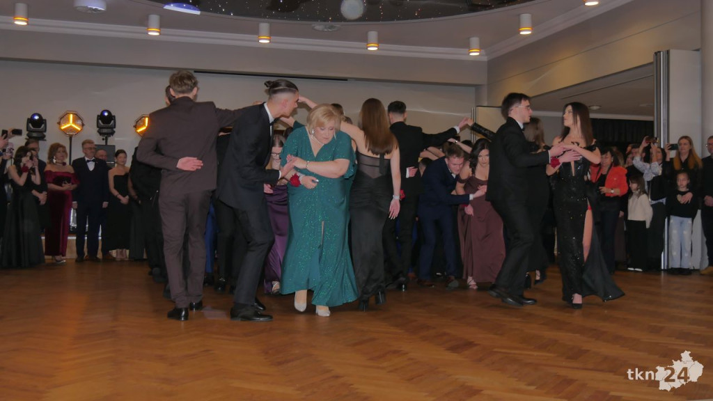 Piękny bal na ponad sto osób! Zobaczcie relację ze studniówki Górki ze Stąporkowa [wideo, zdjęcia]