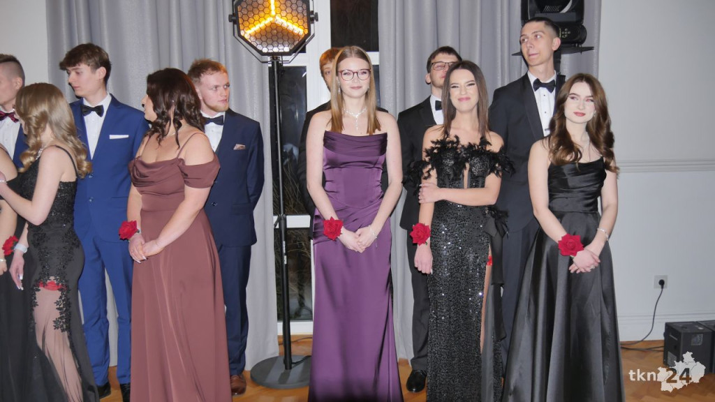 Piękny bal na ponad sto osób! Zobaczcie relację ze studniówki Górki ze Stąporkowa [wideo, zdjęcia]