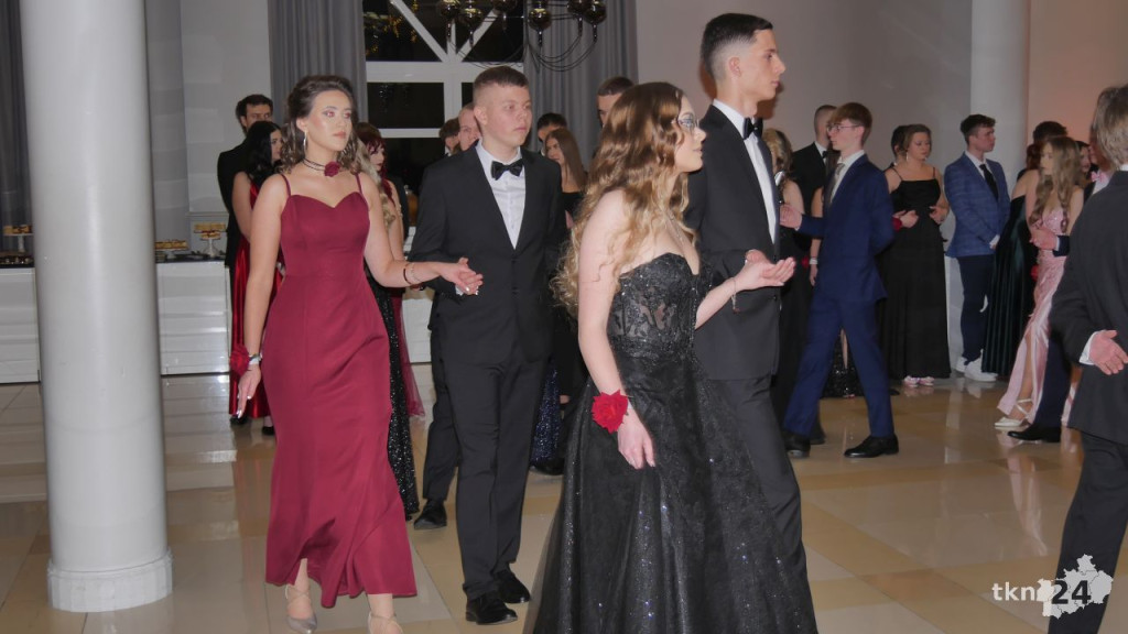 Piękny bal na ponad sto osób! Zobaczcie relację ze studniówki Górki ze Stąporkowa [wideo, zdjęcia]