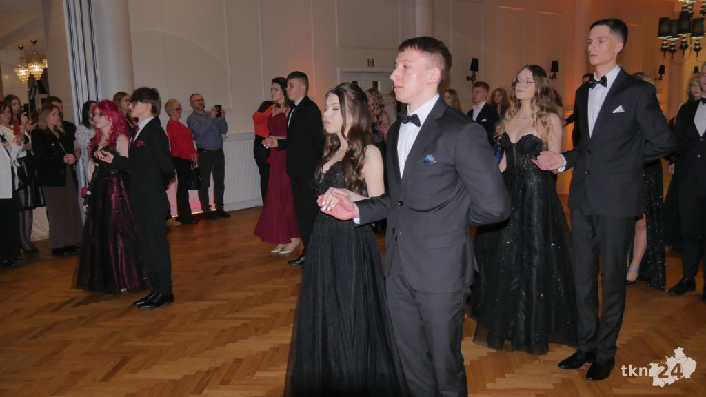 Piękny bal na ponad sto osób! Zobaczcie relację ze studniówki Górki ze Stąporkowa [wideo, zdjęcia]