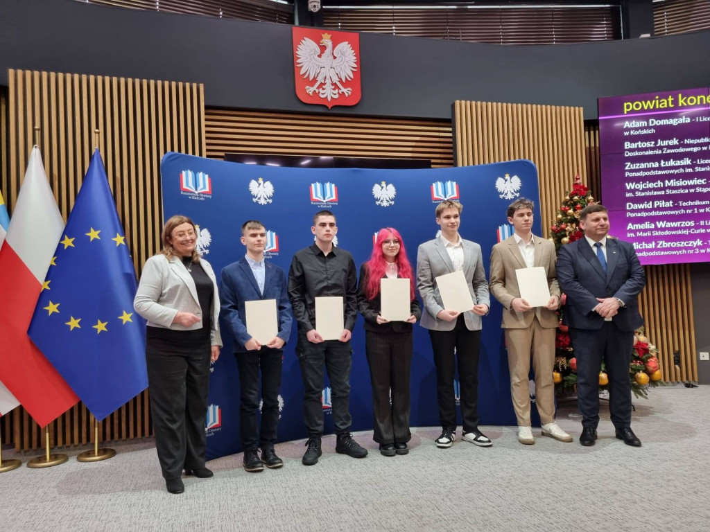 Uczniowie z naszego powiatu otrzymali stypendium Premiera [zdjęcia]