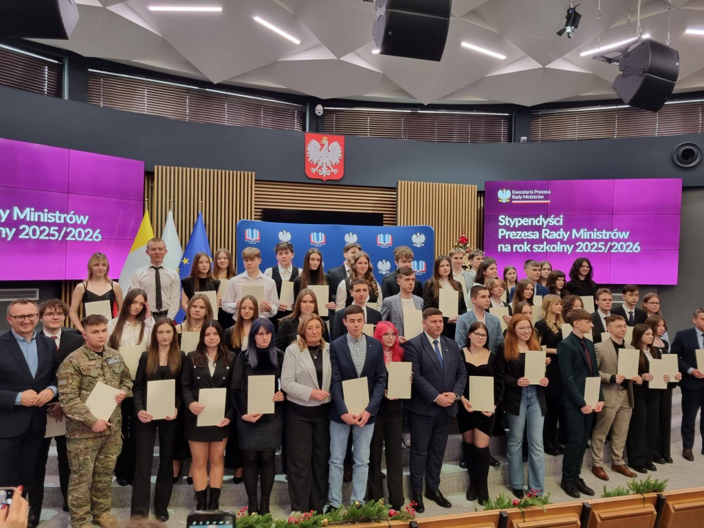 Uczniowie z naszego powiatu otrzymali stypendium Premiera [zdjęcia]