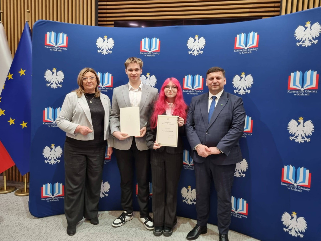 Uczniowie z naszego powiatu otrzymali stypendium Premiera [zdjęcia]