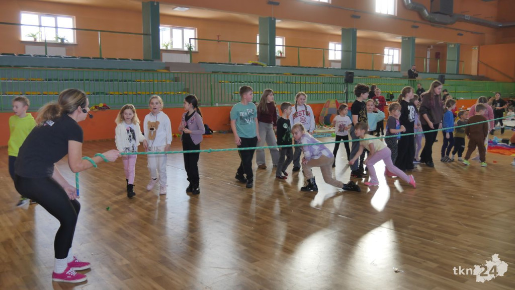 Wiele atrakcji na ferie w Radoszycach. Hala Sportowa wypełniła się najmłodszymi mieszkańcami [wideo, zdjęcia]