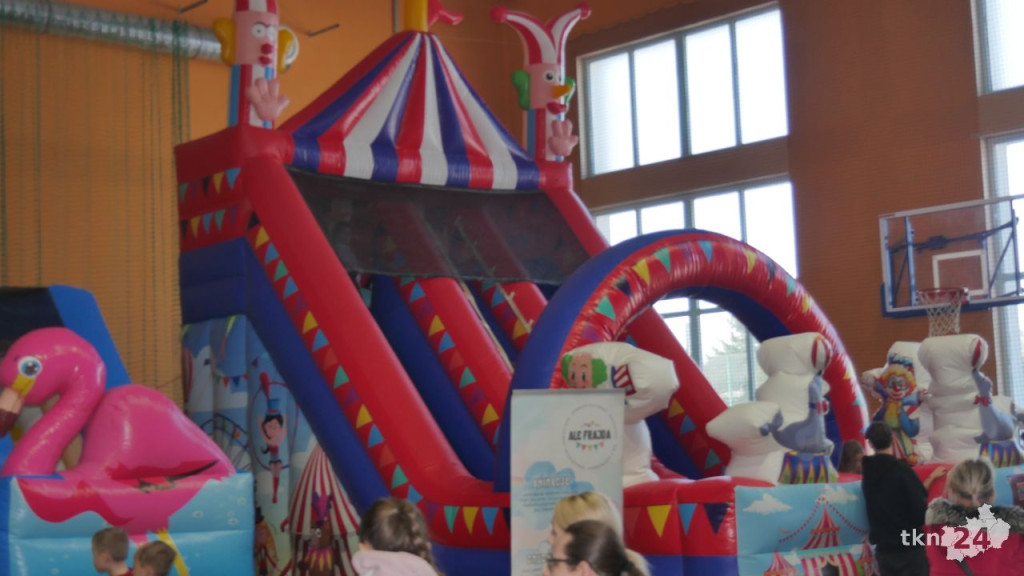 Wiele atrakcji na ferie w Radoszycach. Hala Sportowa wypełniła się najmłodszymi mieszkańcami [wideo, zdjęcia]