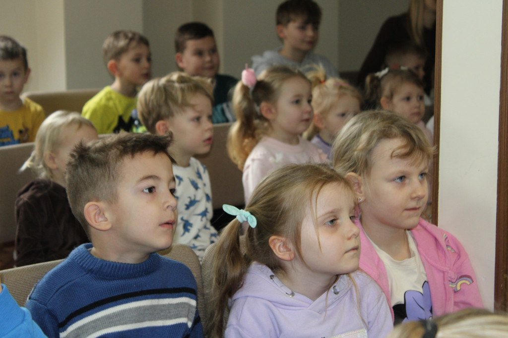 Ferie Zimowe z Biblioteką w Smykowie. Dobra zabawa i rozwój kreatywności dzieci [zdjęcia]