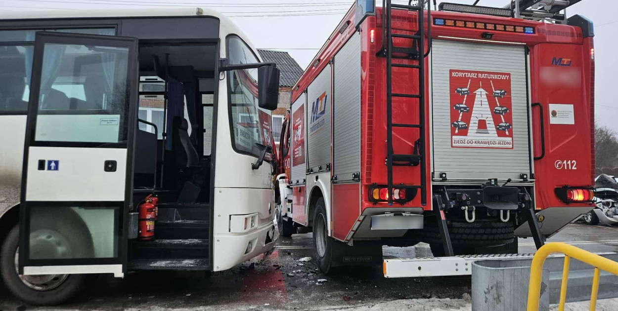 Wóz strażacki uderzył w autobus. Kolizje w Sędowie