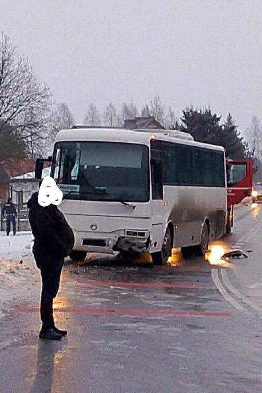 Wóz strażacki uderzył w autobus. Kolizje w Sędowie