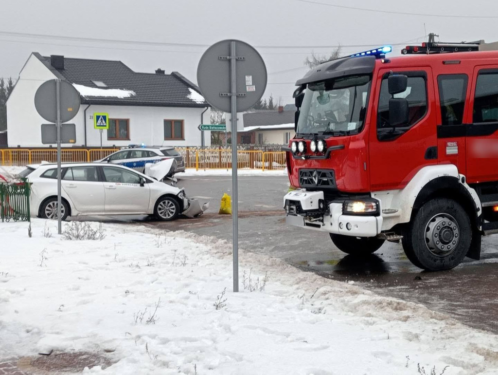 Wóz strażacki uderzył w autobus. Kolizje w Sędowie