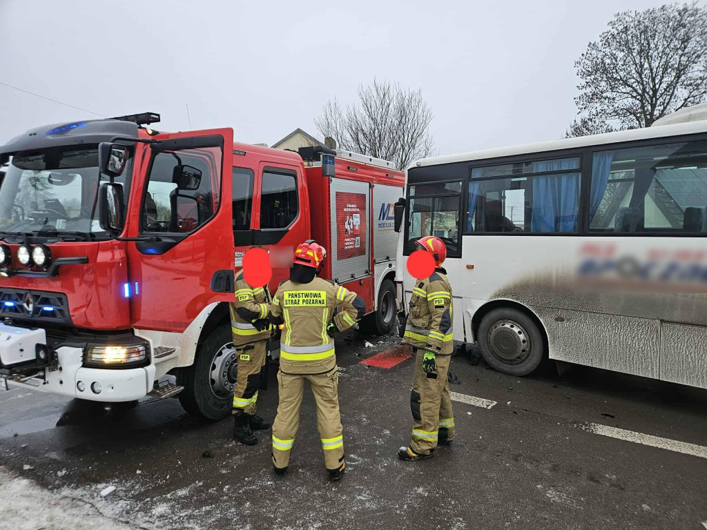 Wóz strażacki uderzył w autobus. Kolizje w Sędowie