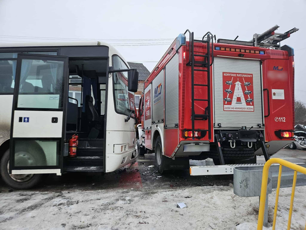 Wóz strażacki uderzył w autobus. Kolizje w Sędowie