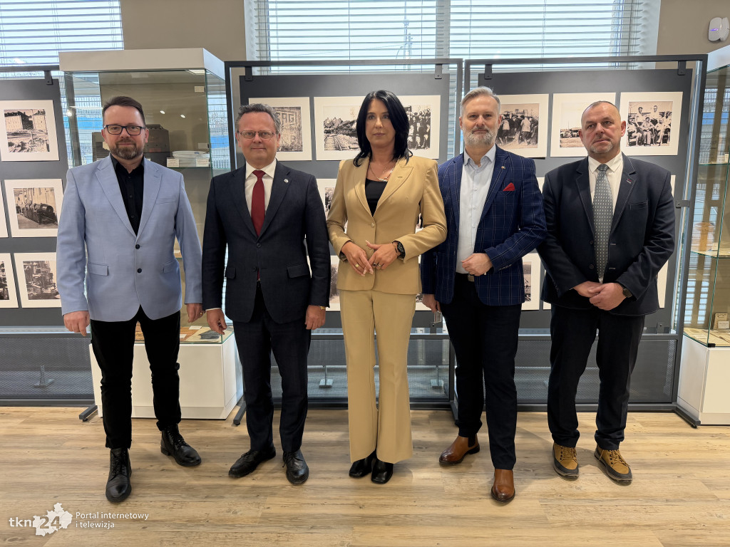 Poseł Andrzej  Szejna w MESKO w Skarżysku-Kamiennej