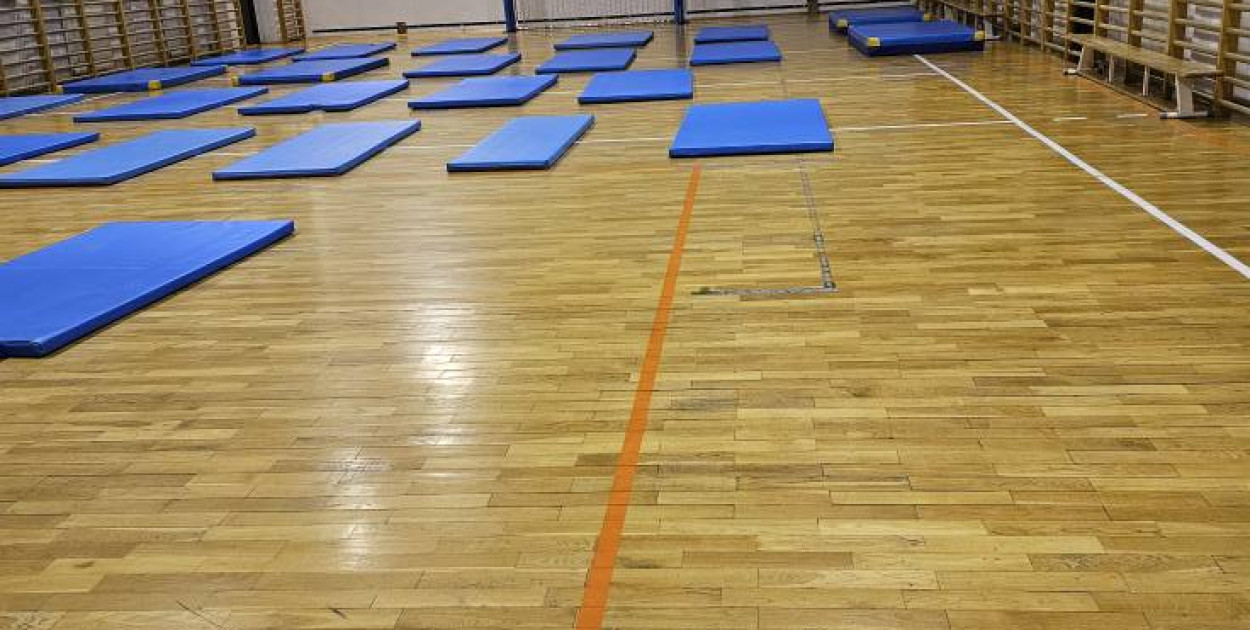 Pożar przy Warszawskiej 46. Mieszkańcy trafili do hali sportowej przy SP 1