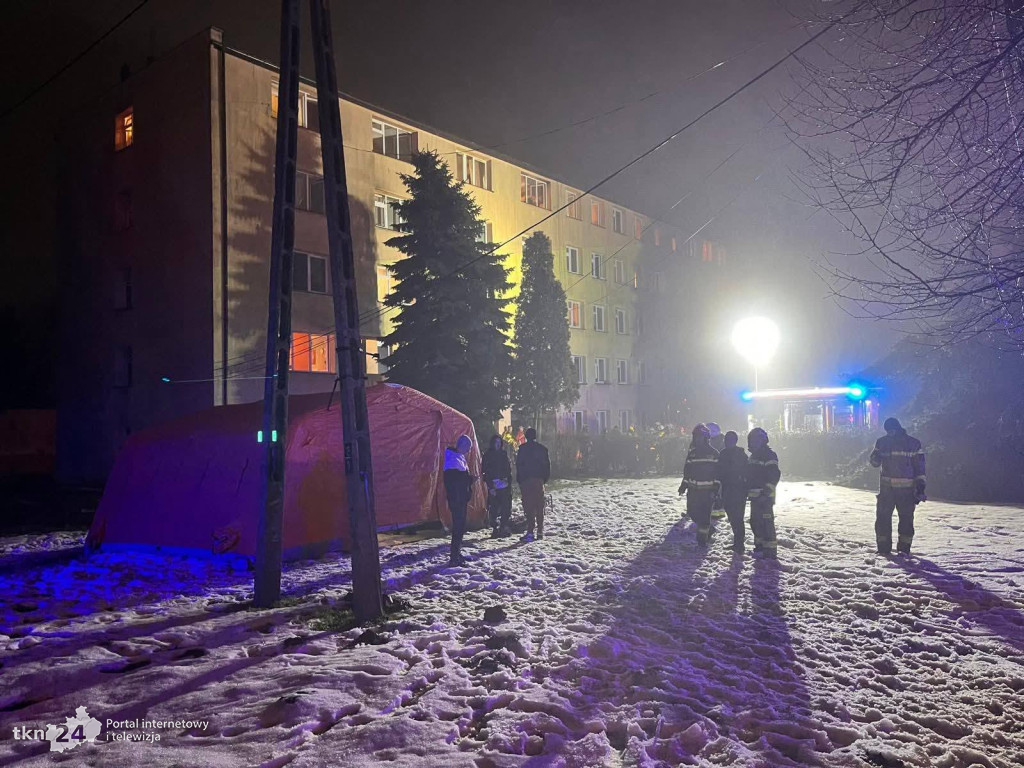 Pożar przy Warszawskiej 46. Mieszkańcy trafili do hali sportowej przy SP 1