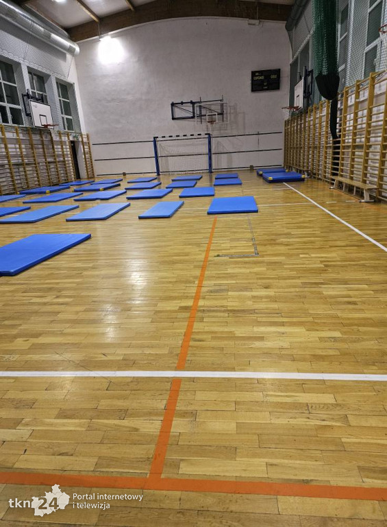 Pożar przy Warszawskiej 46. Mieszkańcy trafili do hali sportowej przy SP 1