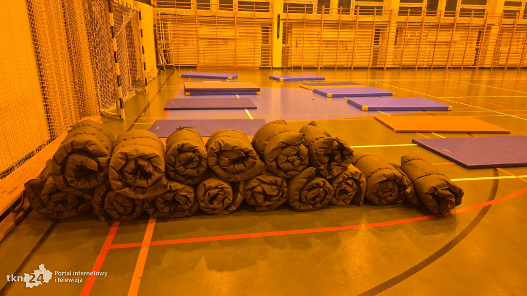 Pożar przy Warszawskiej 46. Mieszkańcy trafili do hali sportowej przy SP 1