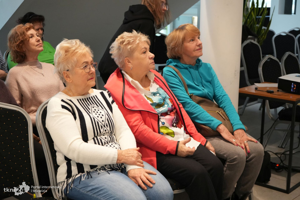 Młodzież uczyła seniorów z Końskich jak ratować życie
