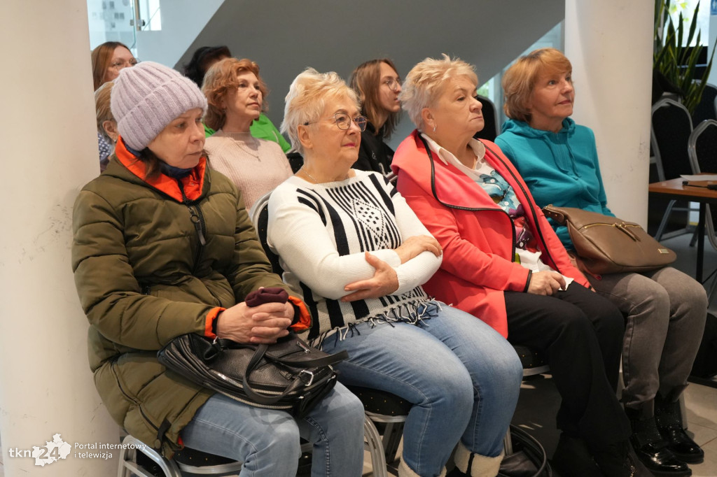 Młodzież uczyła seniorów z Końskich jak ratować życie