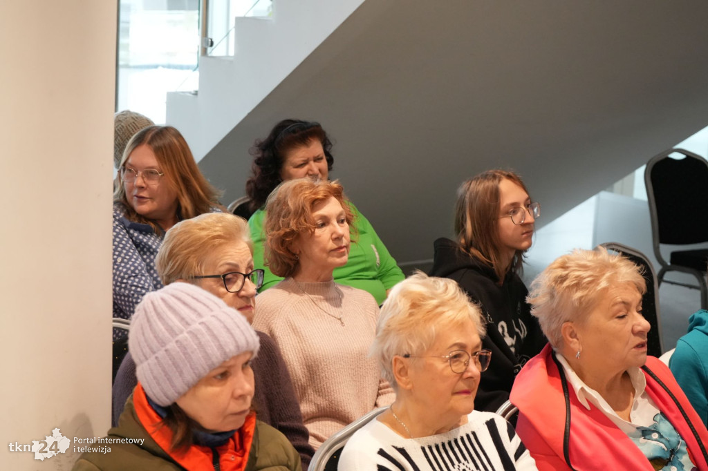 Młodzież uczyła seniorów z Końskich jak ratować życie