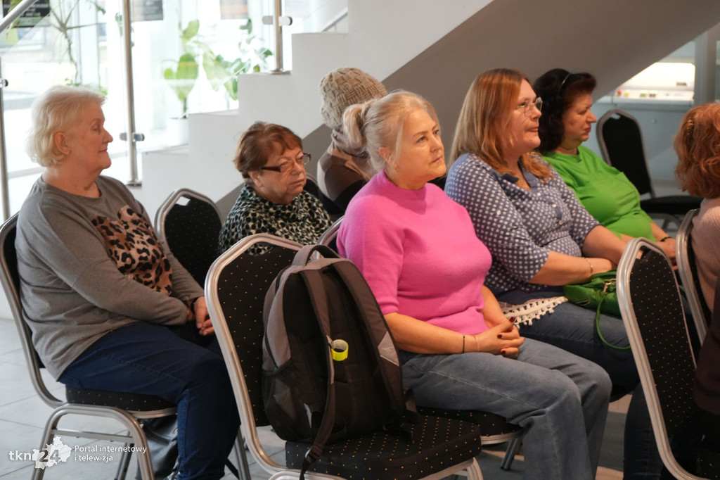 Młodzież uczyła seniorów z Końskich jak ratować życie