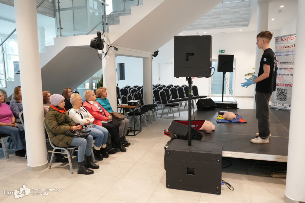Młodzież uczyła seniorów z Końskich jak ratować życie