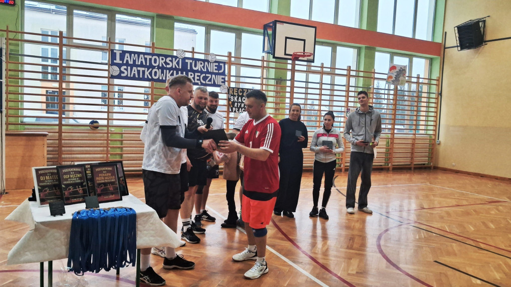 Zwycięstwo GLKS Fałków w turnieju siatkówki w Ręcznie