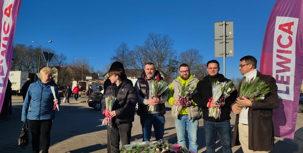 Lewica w Końskich na Dzień Kobiet. Kwiaty  i rozmowy dla mieszkanek