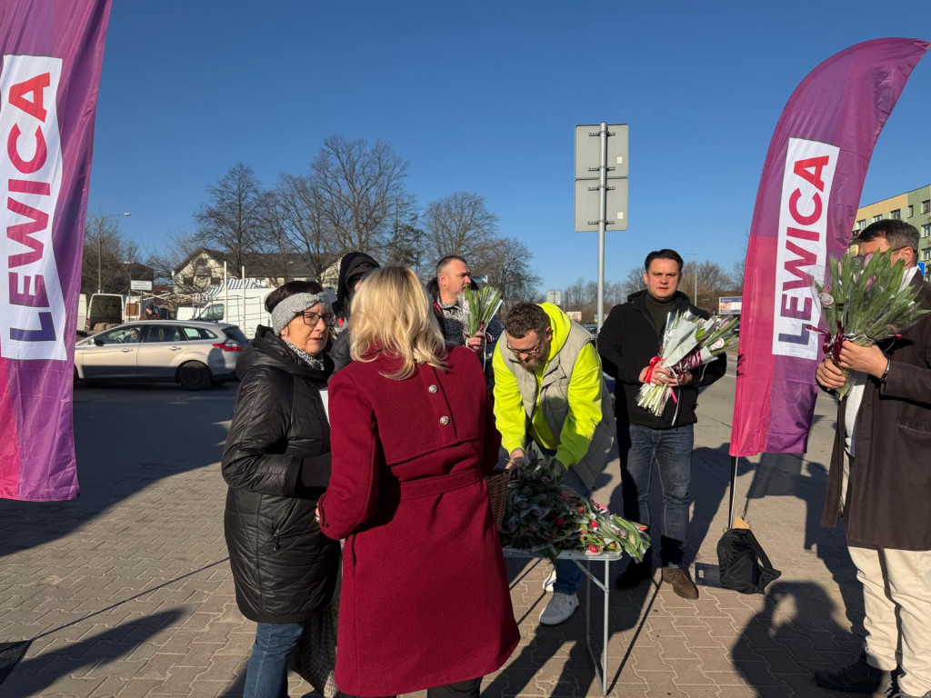 Lewica w Końskich na Dzień Kobiet. Kwiaty  i rozmowy dla mieszkanek