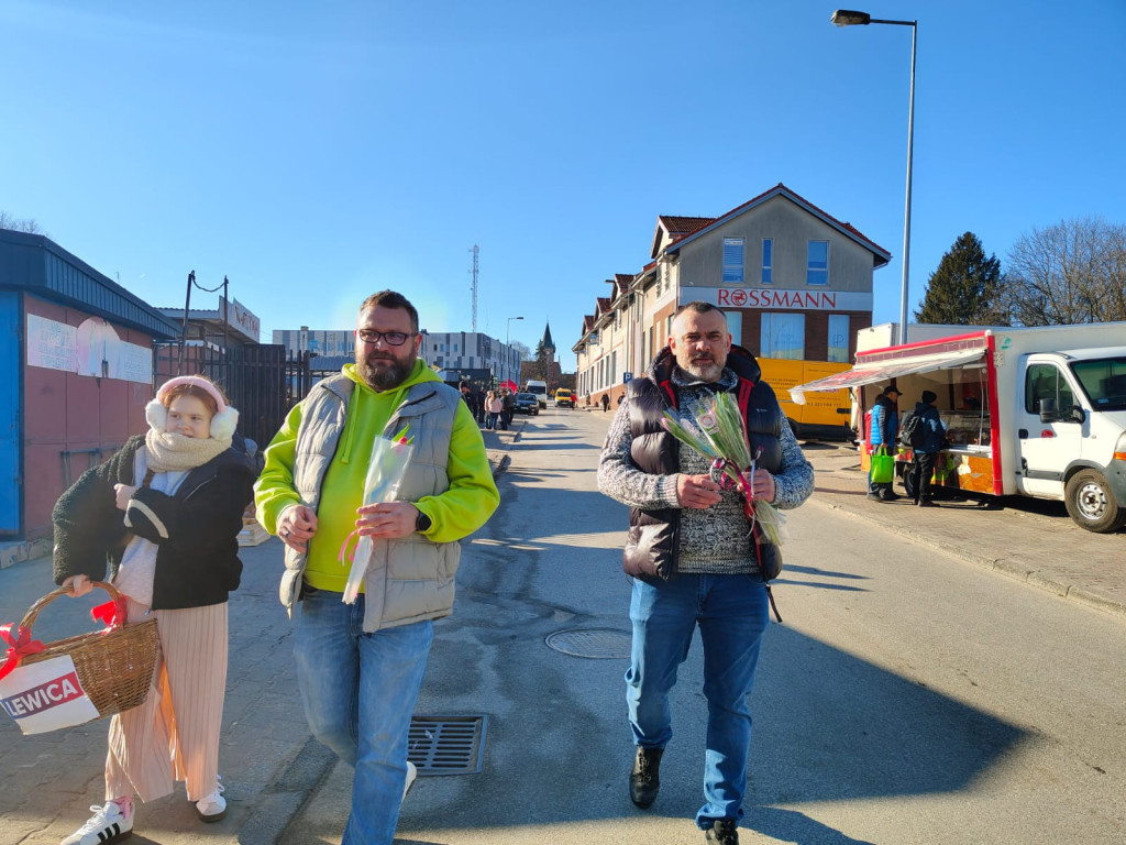 Lewica w Końskich na Dzień Kobiet. Kwiaty  i rozmowy dla mieszkanek