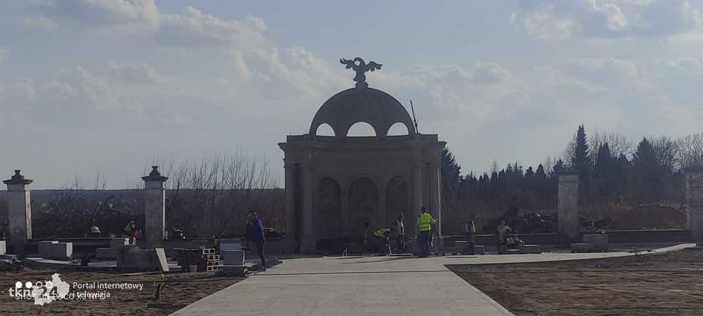 Po zimowej przerwie wznowiono prace przy Glorietcie w Końskich. Zobacz zdjęcia z placu budowy
