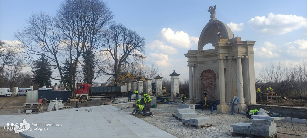 Po zimowej przerwie wznowiono prace przy Glorietcie w Końskich. Zobacz zdjęcia z placu budowy