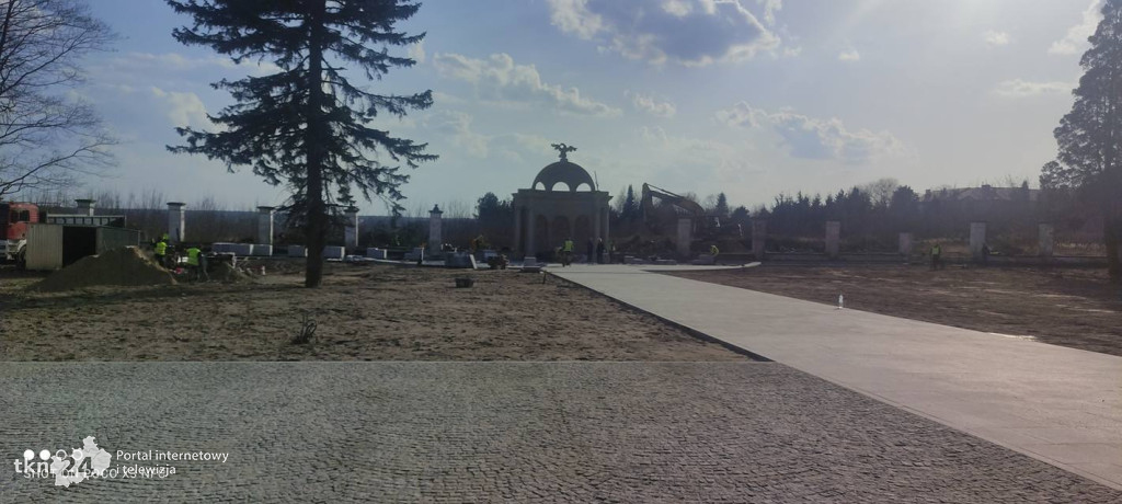 Po zimowej przerwie wznowiono prace przy Glorietcie w Końskich. Zobacz zdjęcia z placu budowy