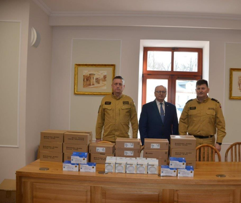 Strażacy przekazali czujki dymu włodarzom gmin