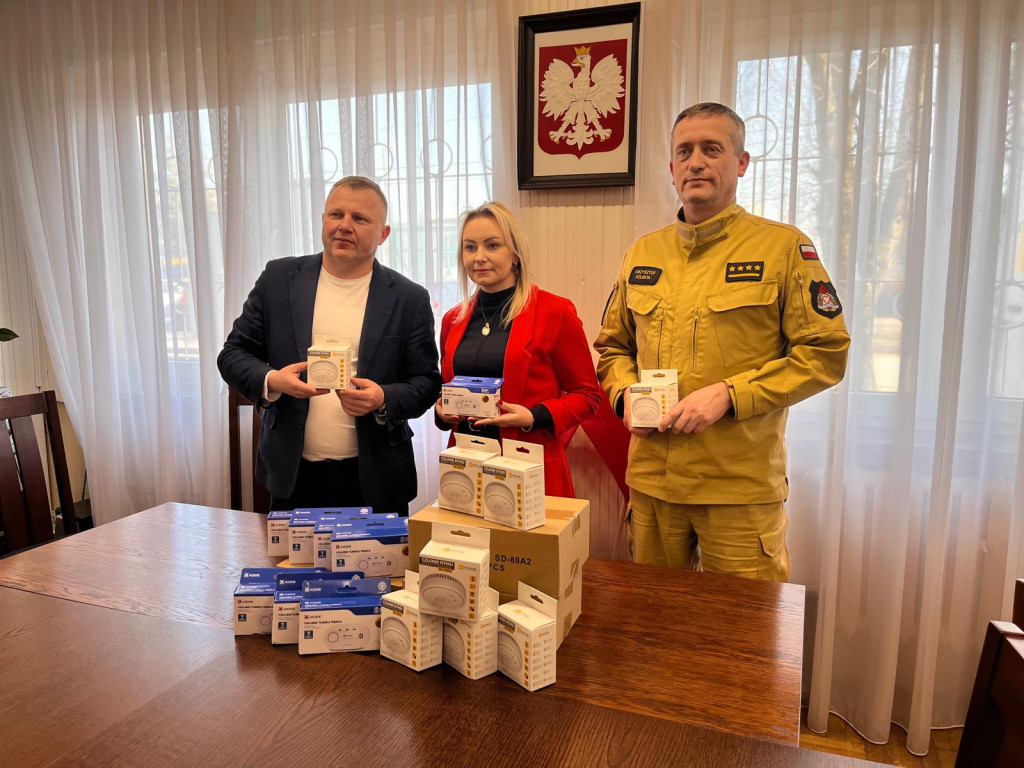 Strażacy przekazali czujki dymu włodarzom gmin