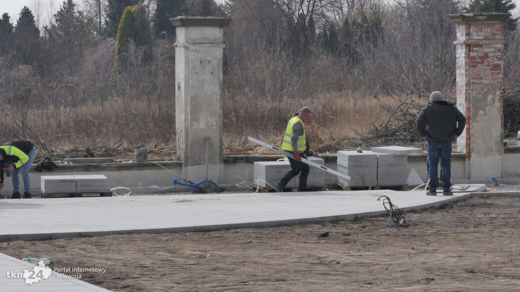 Kończy się remont pomnika Glorietty w Końskich