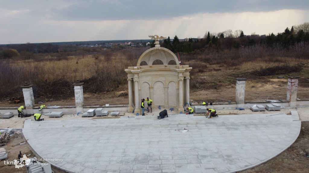 Kończy się remont pomnika Glorietty w Końskich