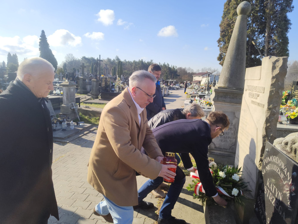 Przedstawiciele PiS upamiętnili rocznicę smoleńską