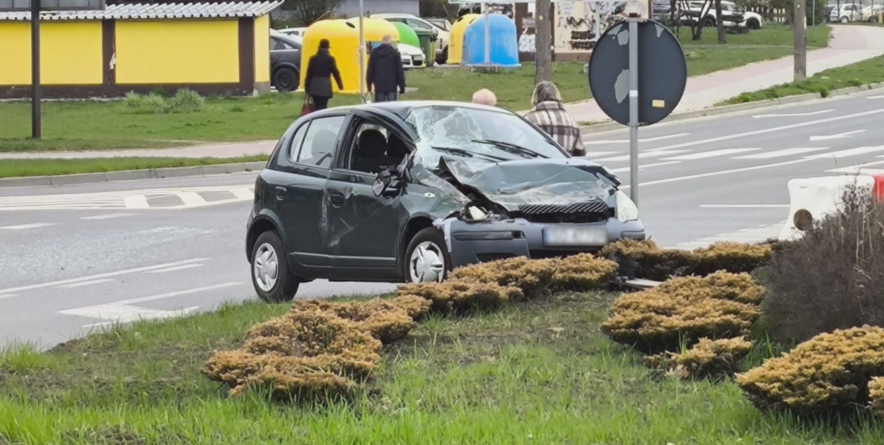 Kolizja osobówki z ciężarówką w Końskich