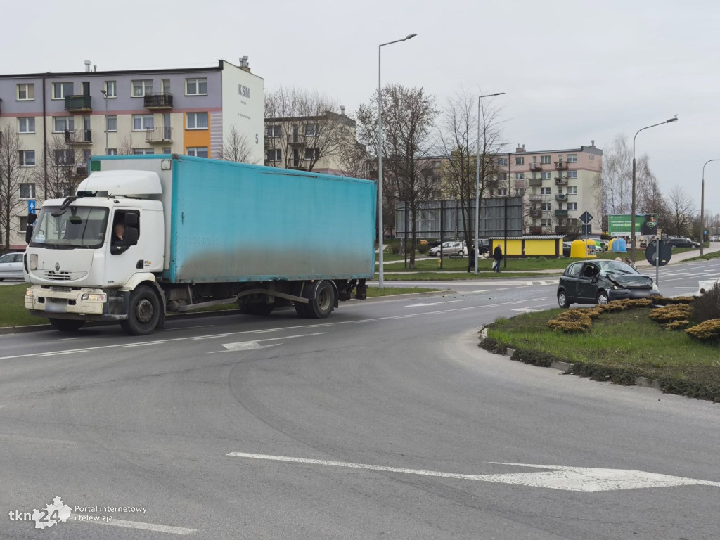 Kolizja osobówki z ciężarówką w Końskich