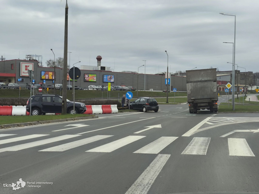 Kolizja osobówki z ciężarówką w Końskich