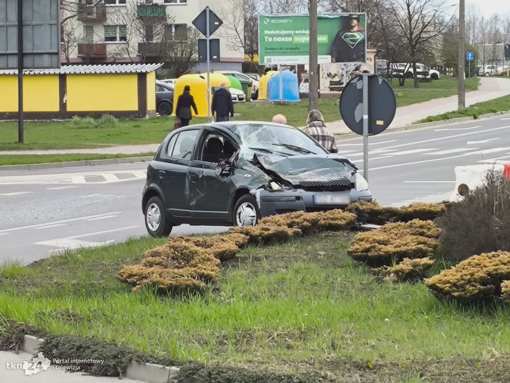Kolizja osobówki z ciężarówką w Końskich