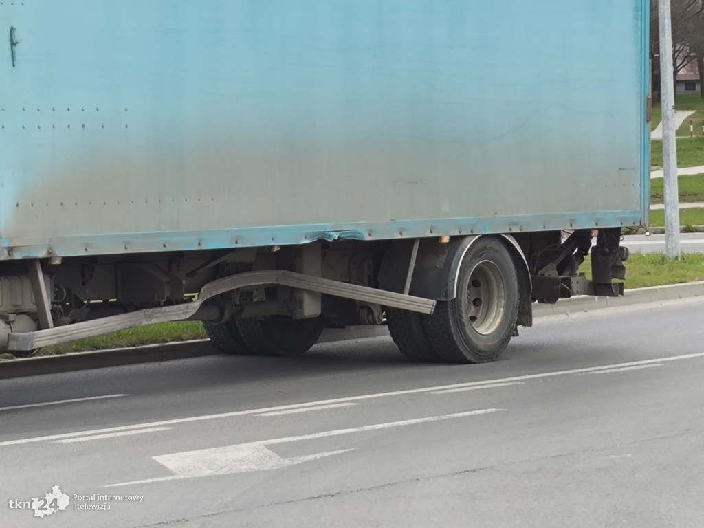 Kolizja osobówki z ciężarówką w Końskich