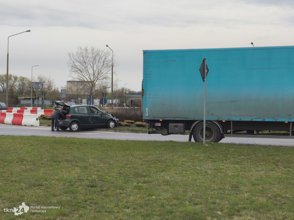 Kolizja osobówki z ciężarówką w Końskich