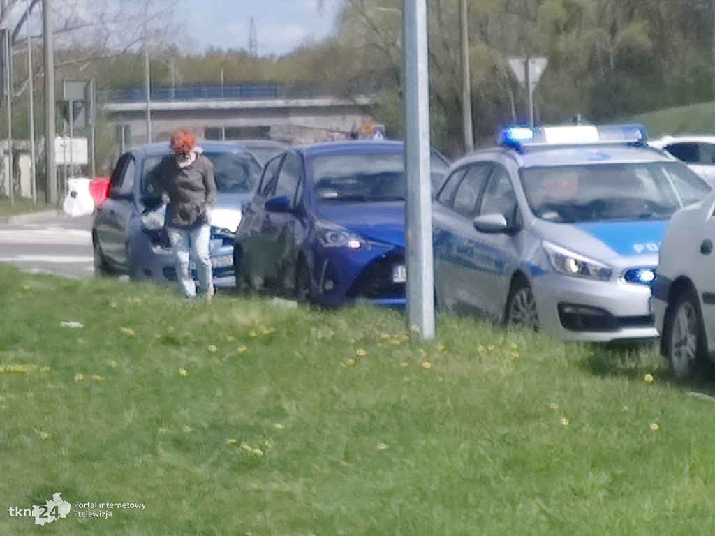 Kolizja nissana i toyoty przy markecie kaufland w Końskich