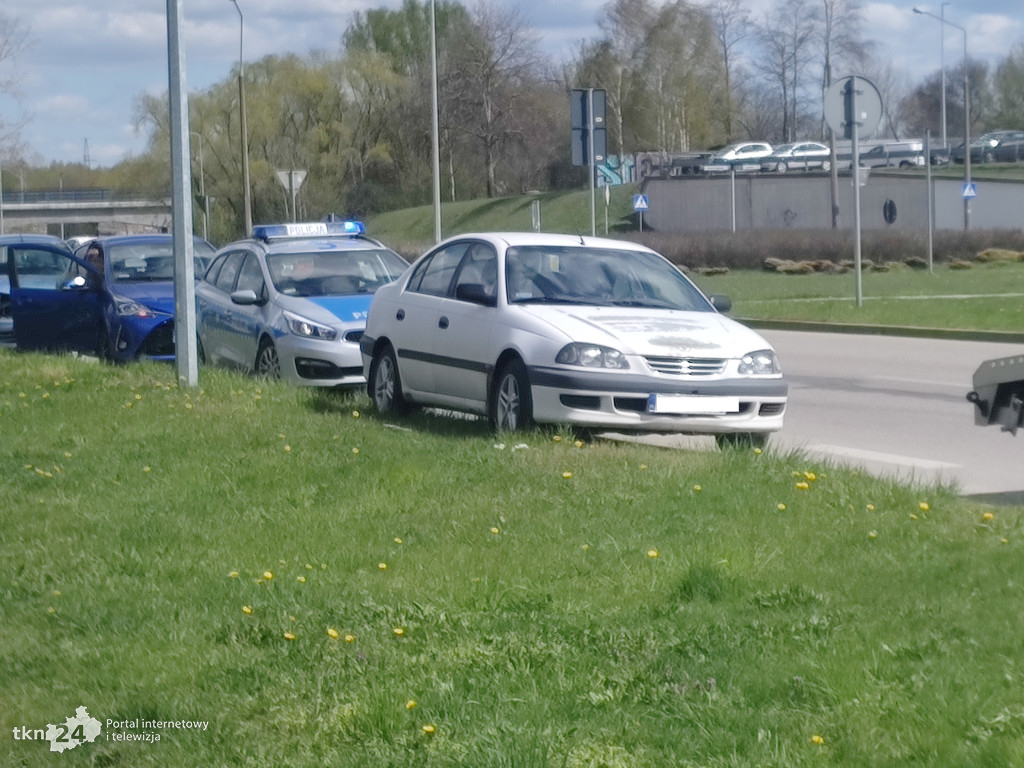 Kolizja nissana i toyoty przy markecie kaufland w Końskich